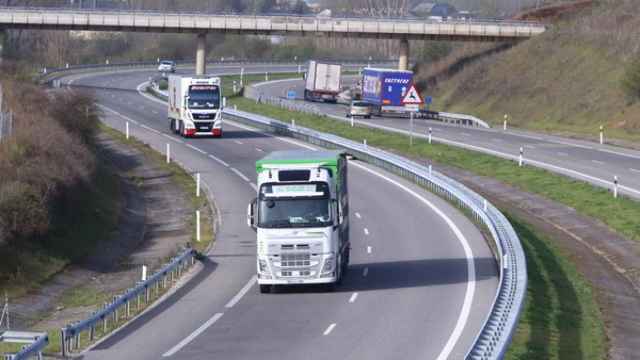 Camiones transportan mercancías por carreteras de Castilla y León