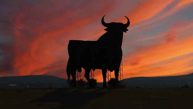 Un toro de Osborne al atardecer en una carretera española