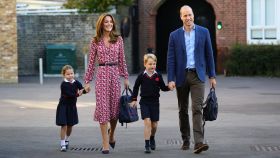 Los duques de Cambridge junto a sus hijos George y Charlotte en las puertas del Thoma's Battersea.