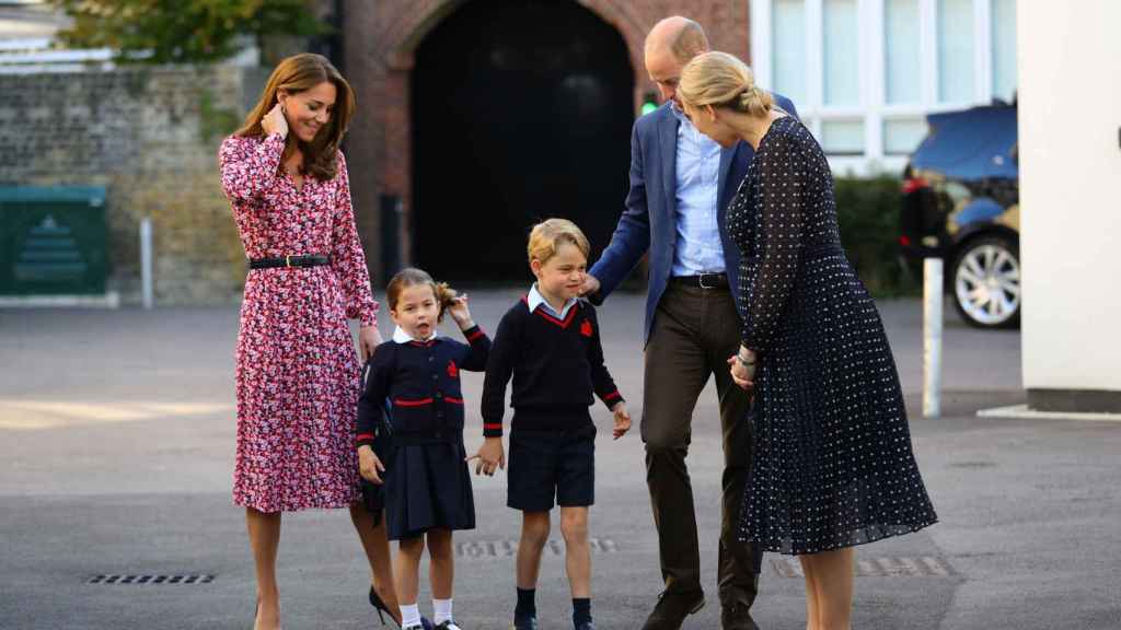 Los duques de Cambridge junto a sus hijos mayores en el primer día de Charlotte en el Thoma's Battersea.