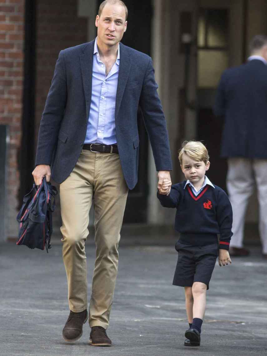 El príncipe Guillermo junto a su hijo George en la entrada del Thoma's Battersea.