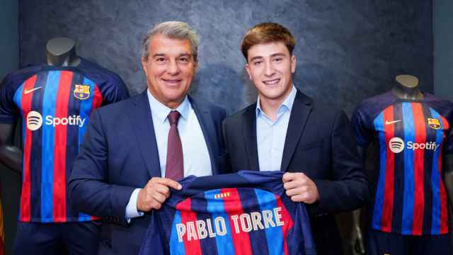 Joan Laporta y Pablo Torre, con la nueva camiseta del Barça.