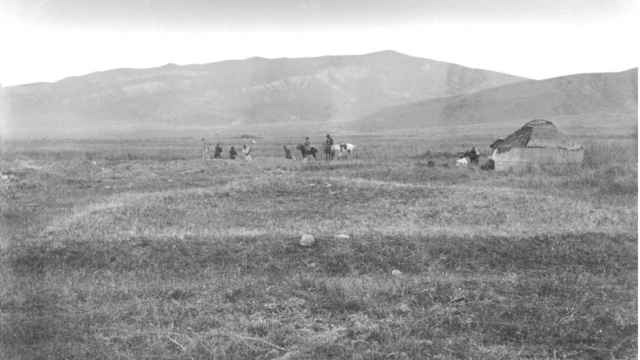 Excavaciones en la necrópolis de Kara Djigach en agosto de 1886. Foto: A.S. Leybin