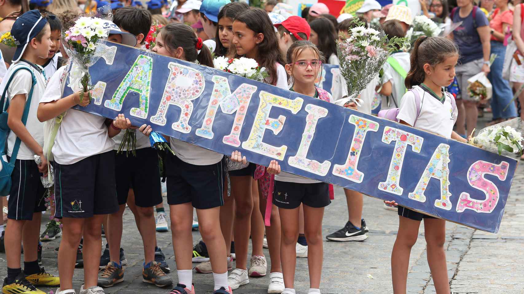 Los niños desafían al calor de Toledo con la tradicional ofrenda floral a la Custodia