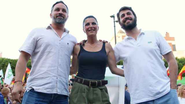 Santiago Abascal, Macarena Olona y Juan García-Gallardo, en un acto de campaña de Vox en Andalucía.