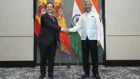 José Manuel Albares, con su el ministro indio de Exteriores,  Subrahmanyam Jaishankar, en Nueva Dehli.