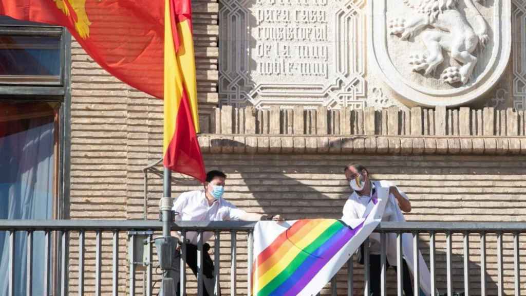 Retirada de la pancarta LGTBI del Ayuntamiento de Zaragoza, en 2021.