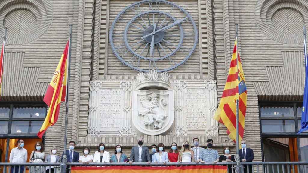 La pancarta colocada en el balcón del Ayuntamiento de Zaragoza en 2020.