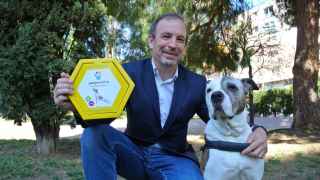 Toni Cambredó, fundador de Direct2pet, posa junto a un perro con la caja donde va el test de ADN desarrollado para mascotas.