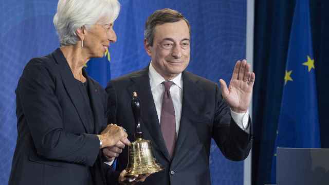 Christine Lagarde, actual presidenta del BCE,  junto a Mario Draghi, su antecesor en el cargo.