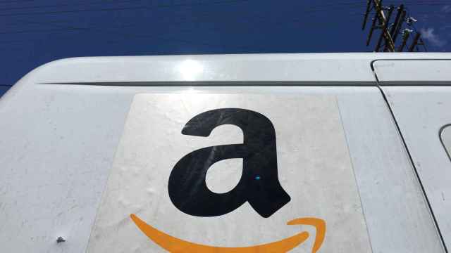 Logo de Amazon en una furgoneta de reparto en Los Ángeles (EEUU)