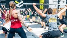 Natalia Díez, jefa de CrossFit España, de espaldas durante una formación para entrenadores..