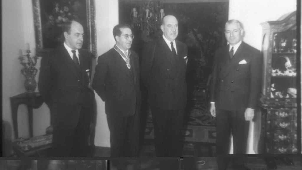 Felipe Acedo Colunga, el segundo por la derecha, recibiendo una condecoración del embajador de Argentina.
