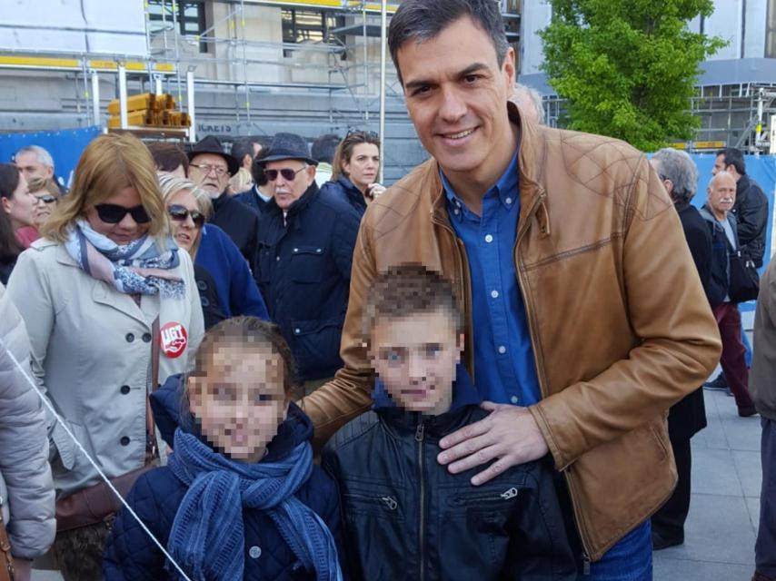 Sacha y María junto al presidente del Gobierno, Pedro Sánchez.