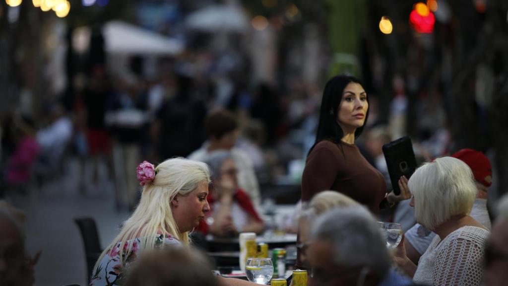 Extranjeros tomando algo en un bar de Benidorm.
