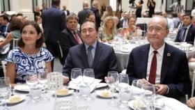 El ministro de Asuntos Exteriores, Unión Europea y Cooperación, José Manuel Albares (c); junto a la ministra Industria, Comercio y Turismos, Reyes Maroto (i) y el alcalde de la ciudad, Francisco de la Torre (d)