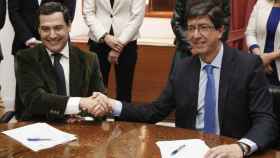 El presidente de la Junta, Juanma Moreno, y el vicepresidente, Juan Marín, en la firma de su pacto de Gobierno tras las elecciones de 2018.