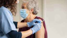 Una mujer recibe una dosis de vacuna contra la Covid-19.