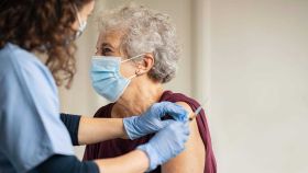 Una anciana poniéndose la vacuna contra la Covid.