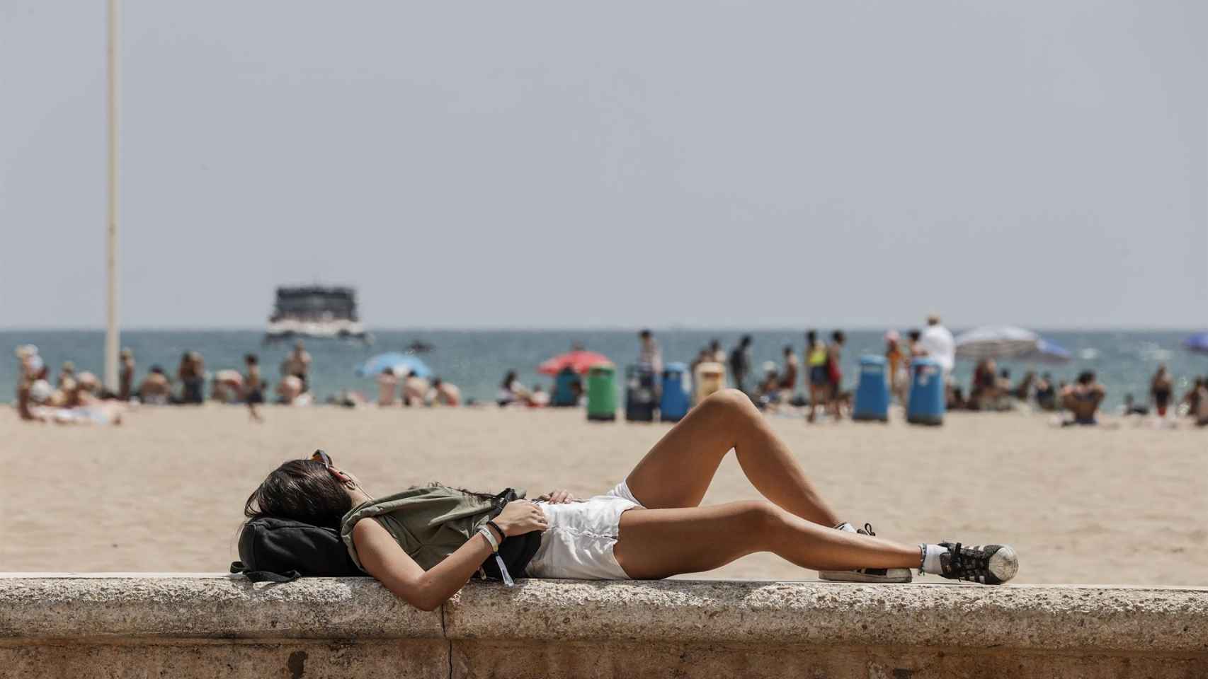 Una persona tomando el sol en una playa de la Comunidad Valenciana, la semana pasada.