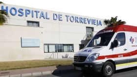 Una ambulancia en el Hospital de Torrevieja.