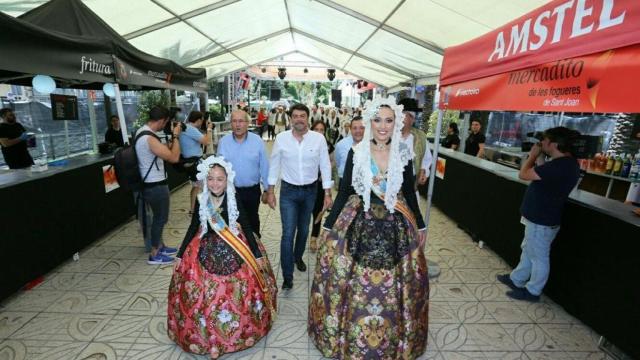 El Mercadito de Fogueres abrirá este viernes, en la imagen en su apertura de 2019.