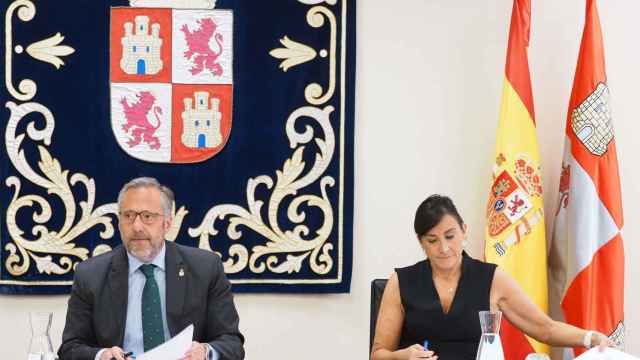 El presidente de las Cortes, Carlos Pollán, y la vicepresidenta segunda, Ana Sánchez, en la reunión del órgano, este jueves.