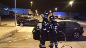 El coche que ha ardido esta madrugada en el Polígono Industrial el Brizo, en Valladolid.