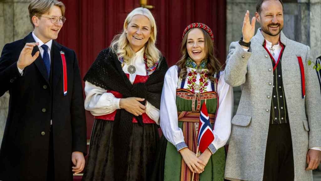 Ingrid de Noruega junto a sus padres y hermano en un acto en Oslo.