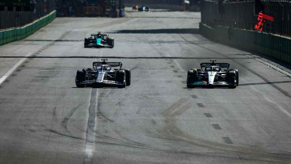 Yuki Tsunoda y Lewis Hamilton en la recta de Baku.
