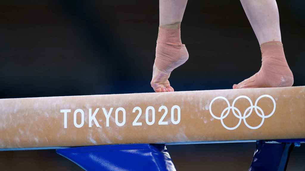 Los pies de una gimnasta en Tokio 2020.