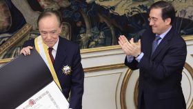 El presidente del Teatro Real, Gregorio Marañón, recibe la condecoración de manos del ministro de Asuntos Exteriores, José Manuel Albares, este jueves en el Palacio de Viana, en Madrid.