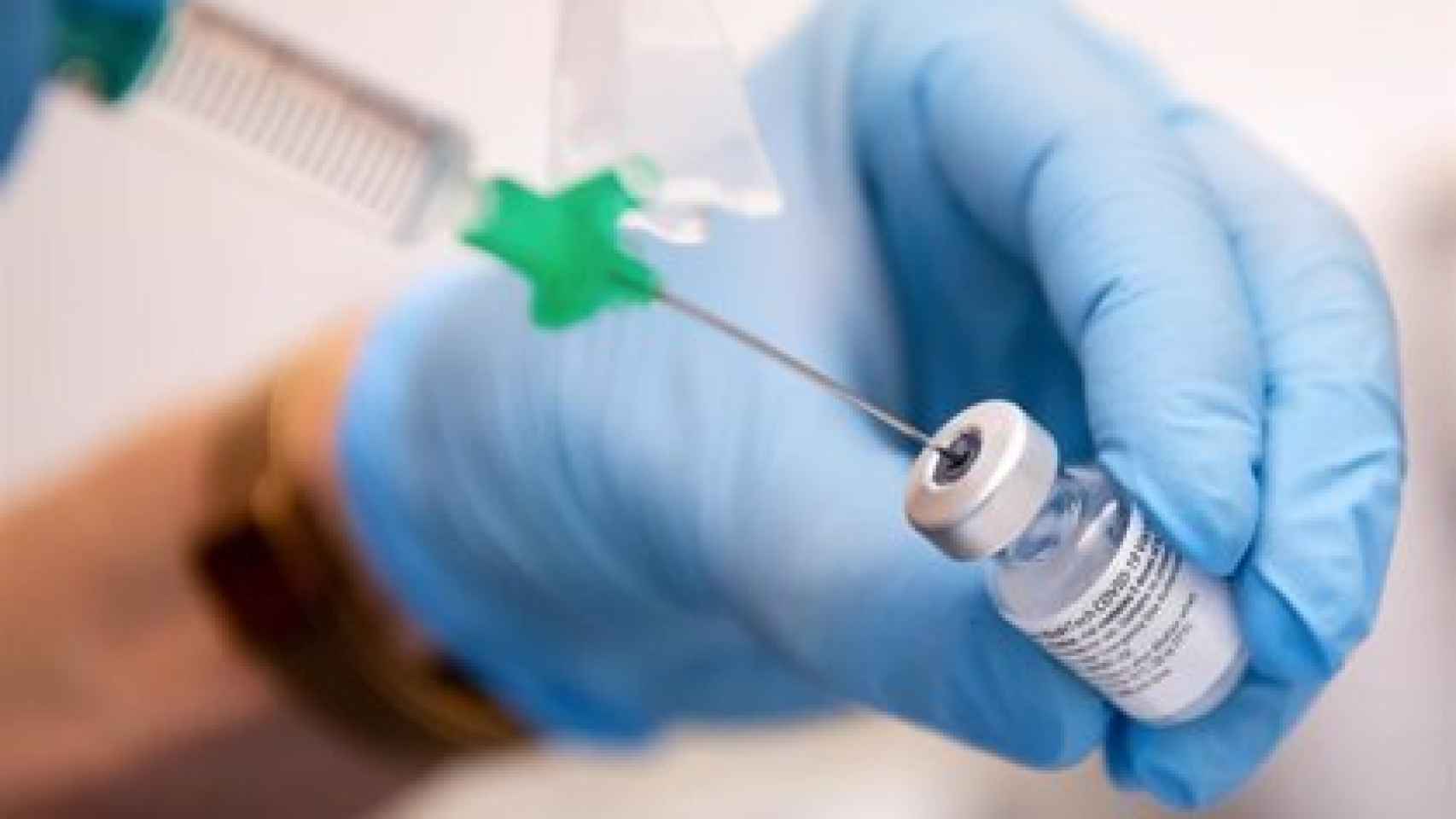 Un sanitario prepara una dosis de la vacuna contra la Covid.