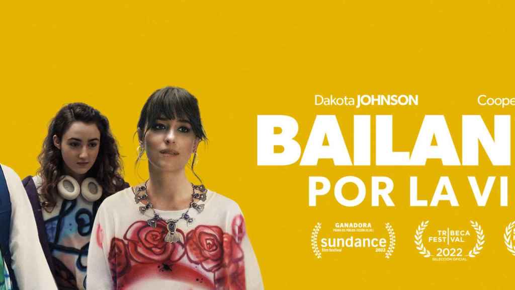 Dakota Johnson y Cooper Raiff viven una entrañable historia de amor en 'Bailando por la vida'.