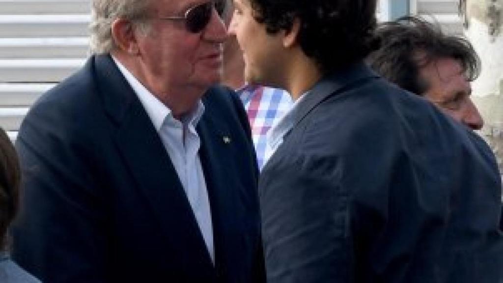 Froilán da un beso a su abuelo, Juan Carlos.
