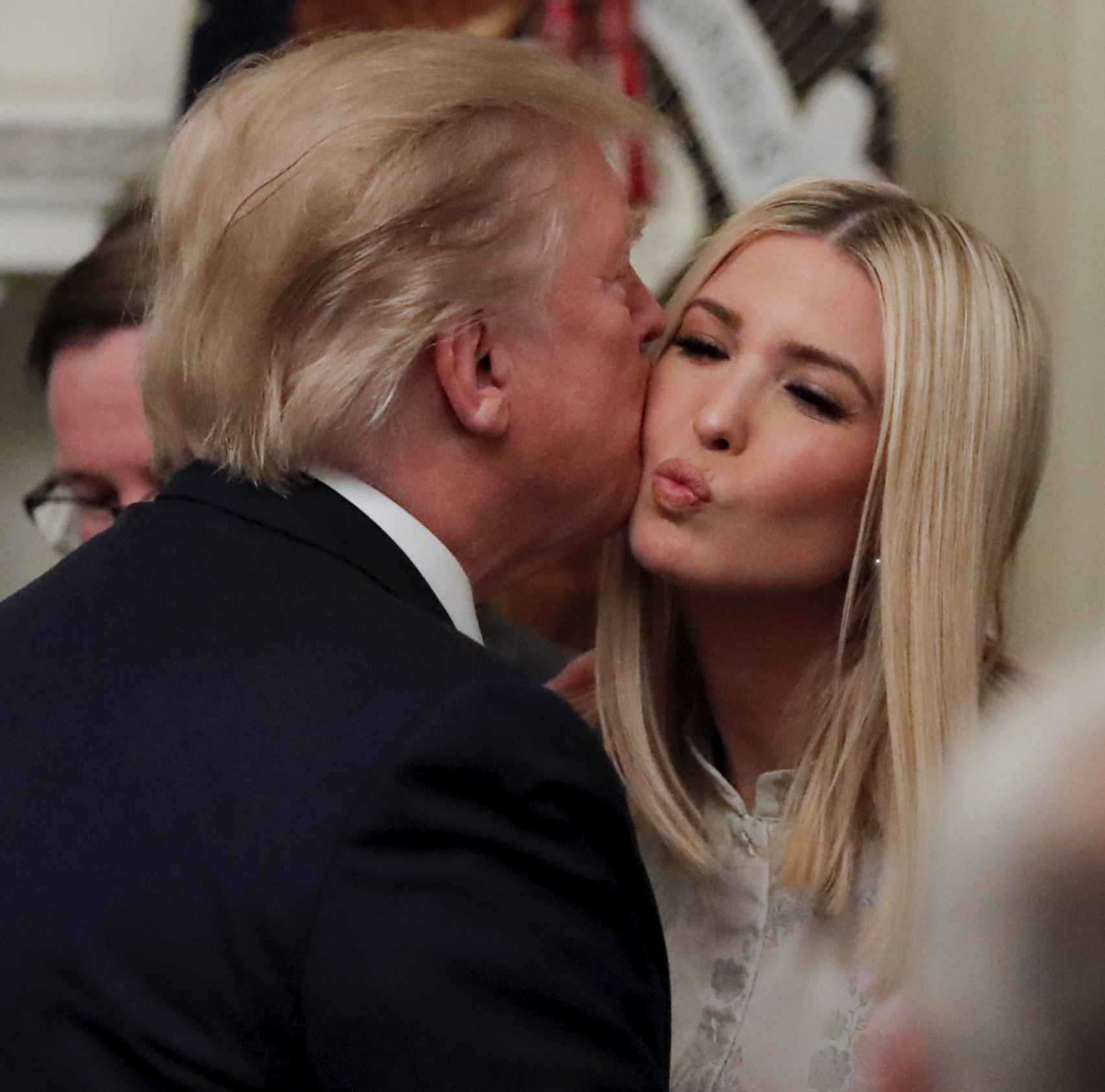 Ivanka Trump besa a su padre, Donald.