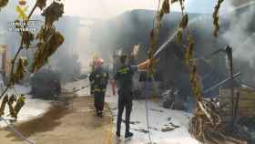 Los agentes de la Guardia Civil tuvieron que hacer de bomberos en Villarrubia.