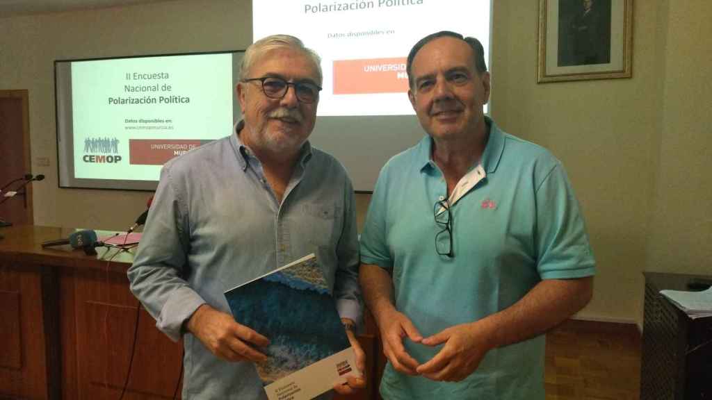 Juan José García Escribano, doctor en Sociología, junto a Ismael Crespo, catedrático de Ciencias Políticas, este viernes, en la presentación de la encuesta en la Universidad de Murcia.