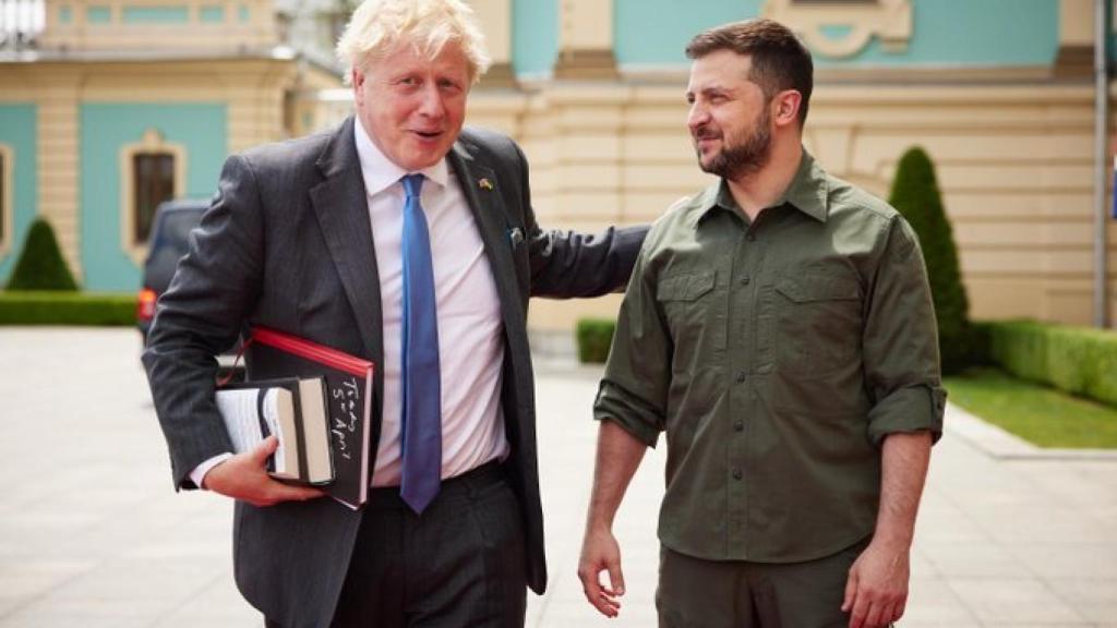 Boris Johnson durante su segunda visita a Kiev y a Volodimir Zelenski.