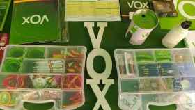 Una mesa informativa de Vox, en Almería, con los productos y el listado de precios de venta al público.