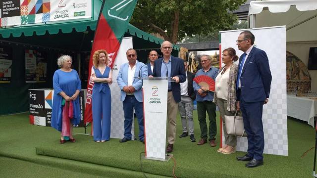 El presidente de la Diputación de Salamanca, Javier Iglesias, presidió la inauguración de la exposición 'Ovejas Fromago'