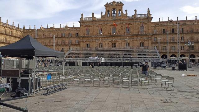 Preparativos en la Plaza Mayor de Salamanca para el concierto Carmina Burana