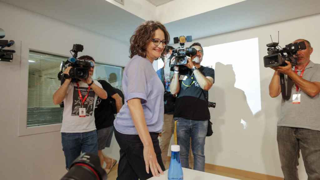 La vicepresidenta y Portavoz del Gobierno valenciano, Mónica Oltra, a su llegada a la rueda de prensa tras el pleno del Consell.