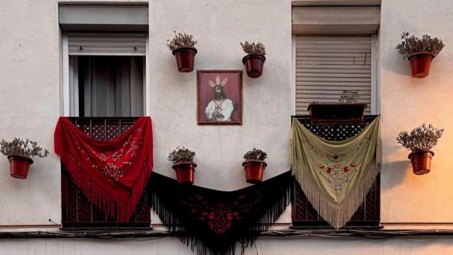 Balcones engalanados para el día de la Trinidad.