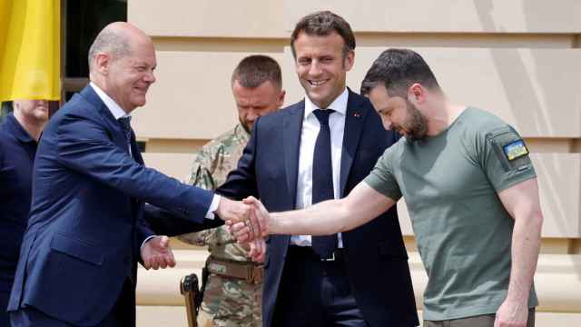 Volodímir Zelenski saluda a Olaf Scholz en presencia de Emmanuel Macron.