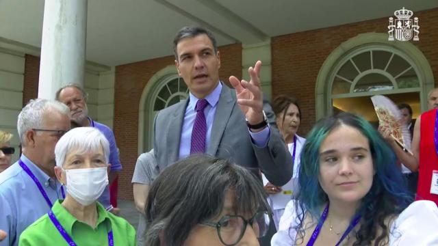 Pedro Sánchez haciendo de guía para los visitantes de La Moncloa.