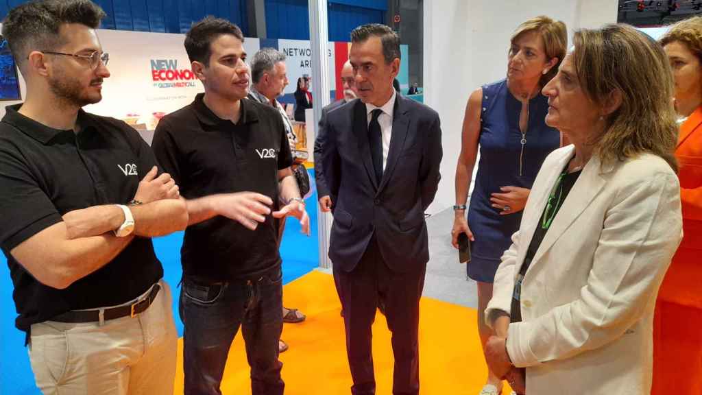 El CEO y fundador de V2C, Victor Sanchis, explicar el proyecto de cargadores inteligentes de la empresa a la ministra Teresa Ribera durante su visita a las startups de GMC.