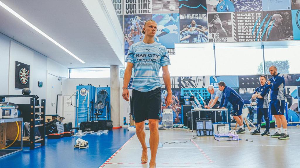 Haaland, entrenando con el Manchester City en el gimnasio