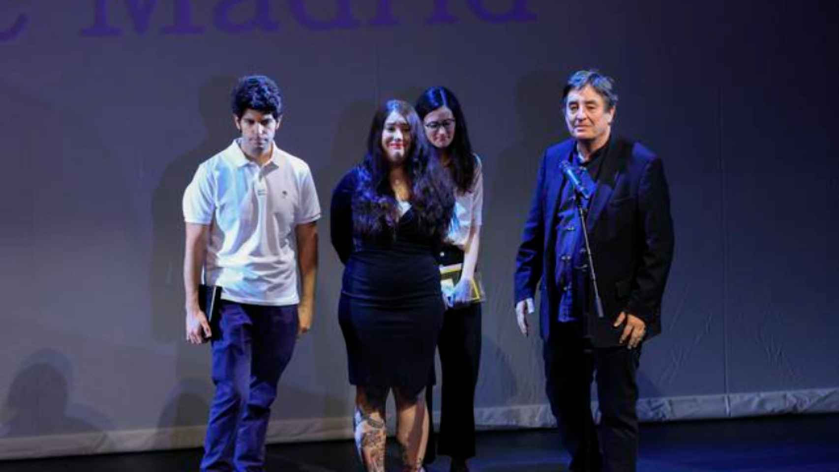 Luis García Montero y otros familiares en el Teatro Español en el acto por Almudena.