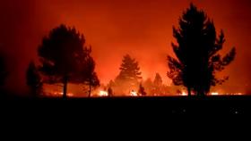 Nueva noche de trabajo en el incendio en la Sierra de la Culebra (Zamora)